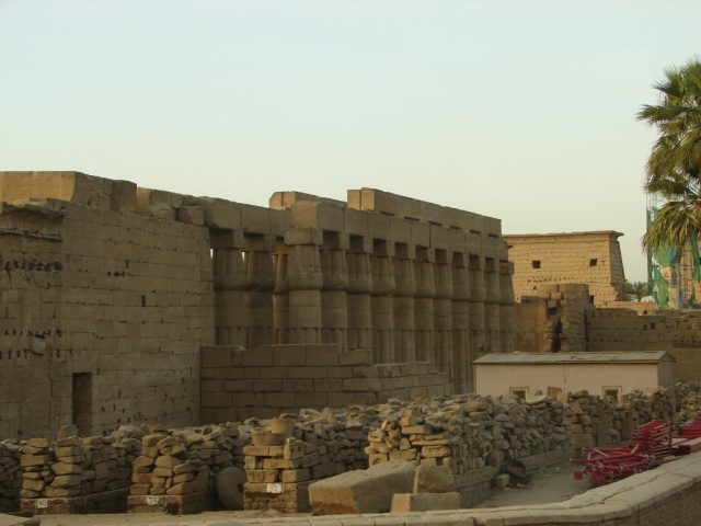 2008/03(March)/AroundTheWorld/Egypt/Luxor/640x480_Luxor from Pylon, Colonnade, to Temple.jpg